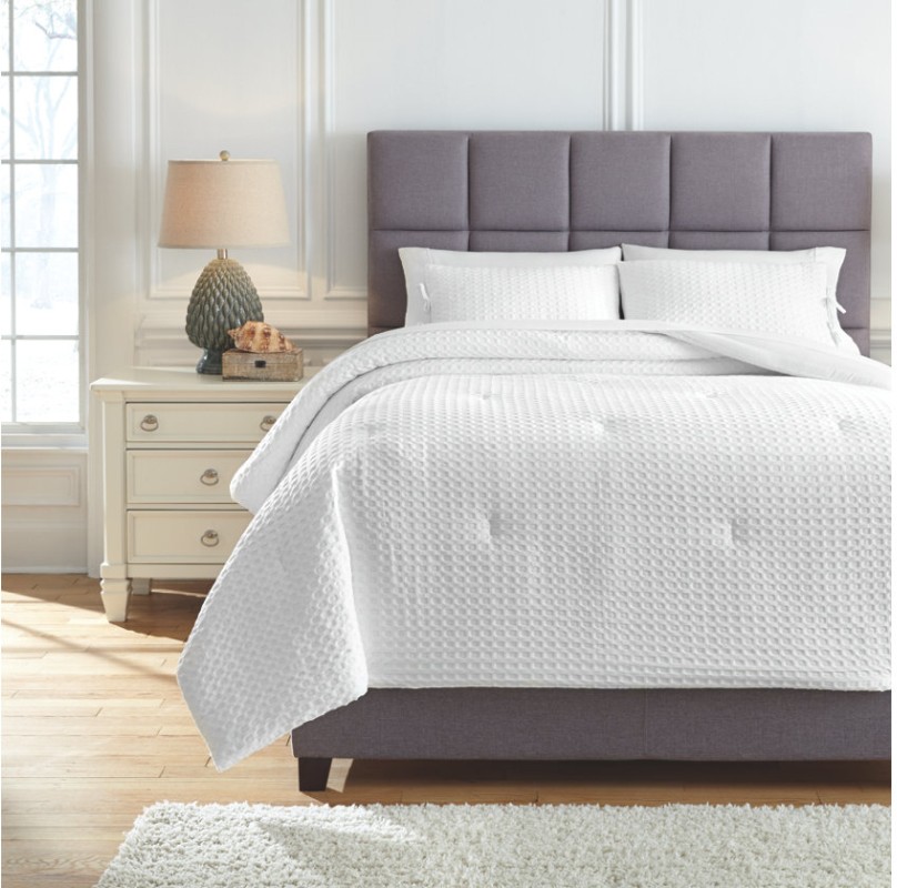 Signature Design By Ashley Maurilio Comforter