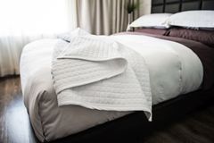 Couverture double 100% microfibre matelassée blanche Zenima®