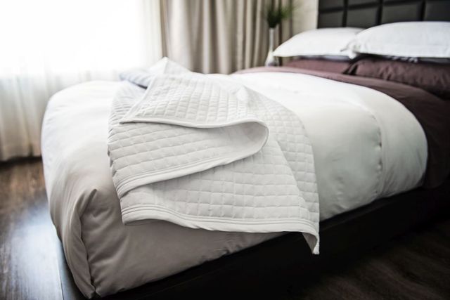 Couverture double 100% microfibre matelassée blanche Zenima®-0