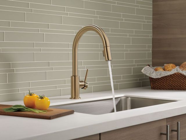 Delta Trinsic® Champagne Bronze Single Handle Pull-Down Kitchen with Limited Swivel-3