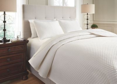 Signature Design by Ashley® Dietrick Ivory Queen Quilt Set-2