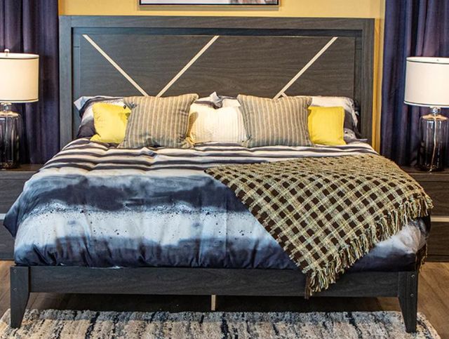 New Classic® Home Furnishings Chadwick Dark Gray/Silver King Bed-0