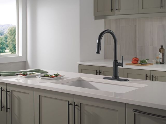 Delta Cordova™ Matte Black Touch2O® Technology  Kitchen Faucet with Touchless Technology-3