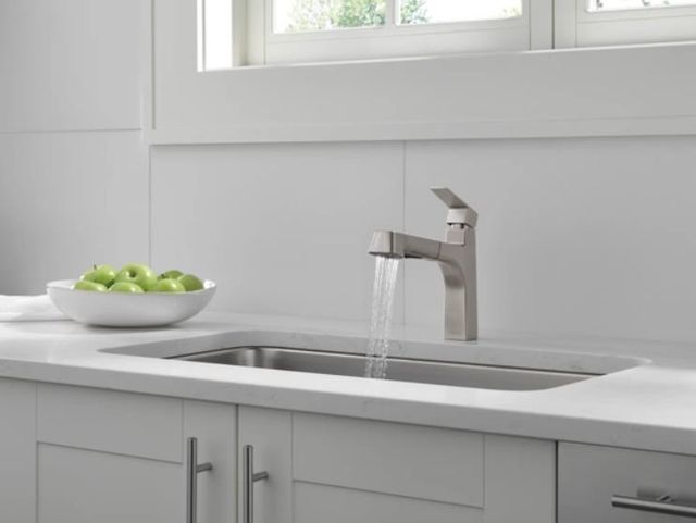 Peerless Xander® Stainless Single Handle Pull-Out Kitchen Faucet-3