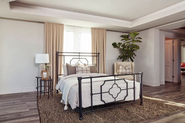 Coaster® Paskay Matte Black Queen Metal Panel Bed-2