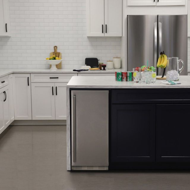 Sapphire Series 7 15" 75 lbs Panel Ready Ice Maker-1