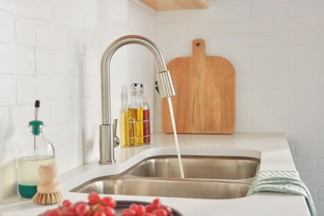 Peerless Flute™ Stainless 16" Single Handle Pull-Down Kitchen Faucet-3