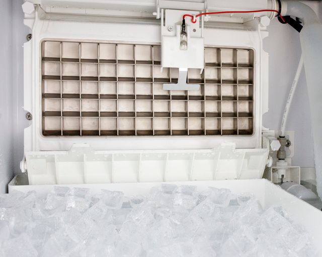 Summit Commercial® 21" 100 lb. Black ADA Compliant Commercial Icemaker-3