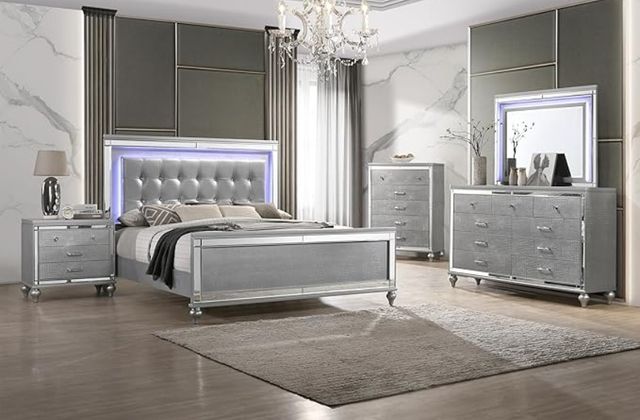 New Classic® Home Furnishings Valentino Silver California King Panel Bed-1