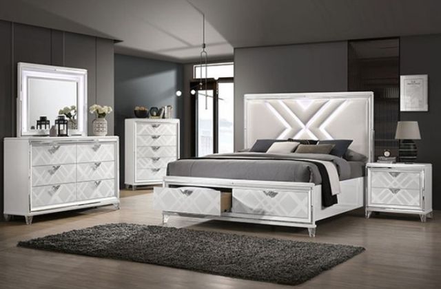 Furniture of America® Emmeline White Chest-1