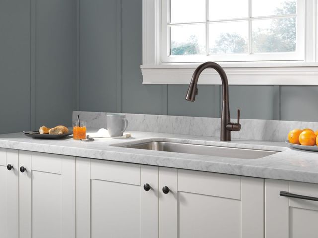 Delta Essa® Venetian Single Handle Bronze Pull-Down Kitchen Faucet-1