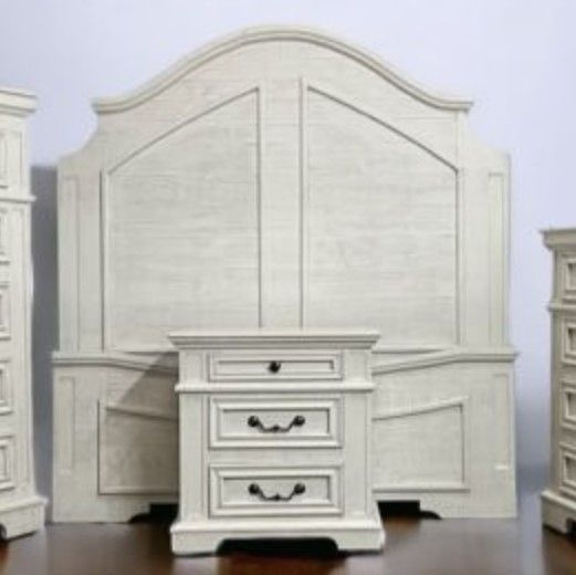 Million Dollar Rustic Freedom 4-Piece Frosted White Queen Panel Bedroom Set-1