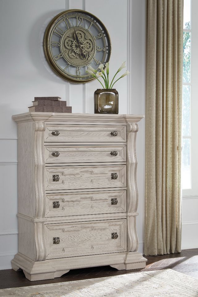 Signature Design by Ashley® Bruchandi Antique White 5-Drawer Chest-3