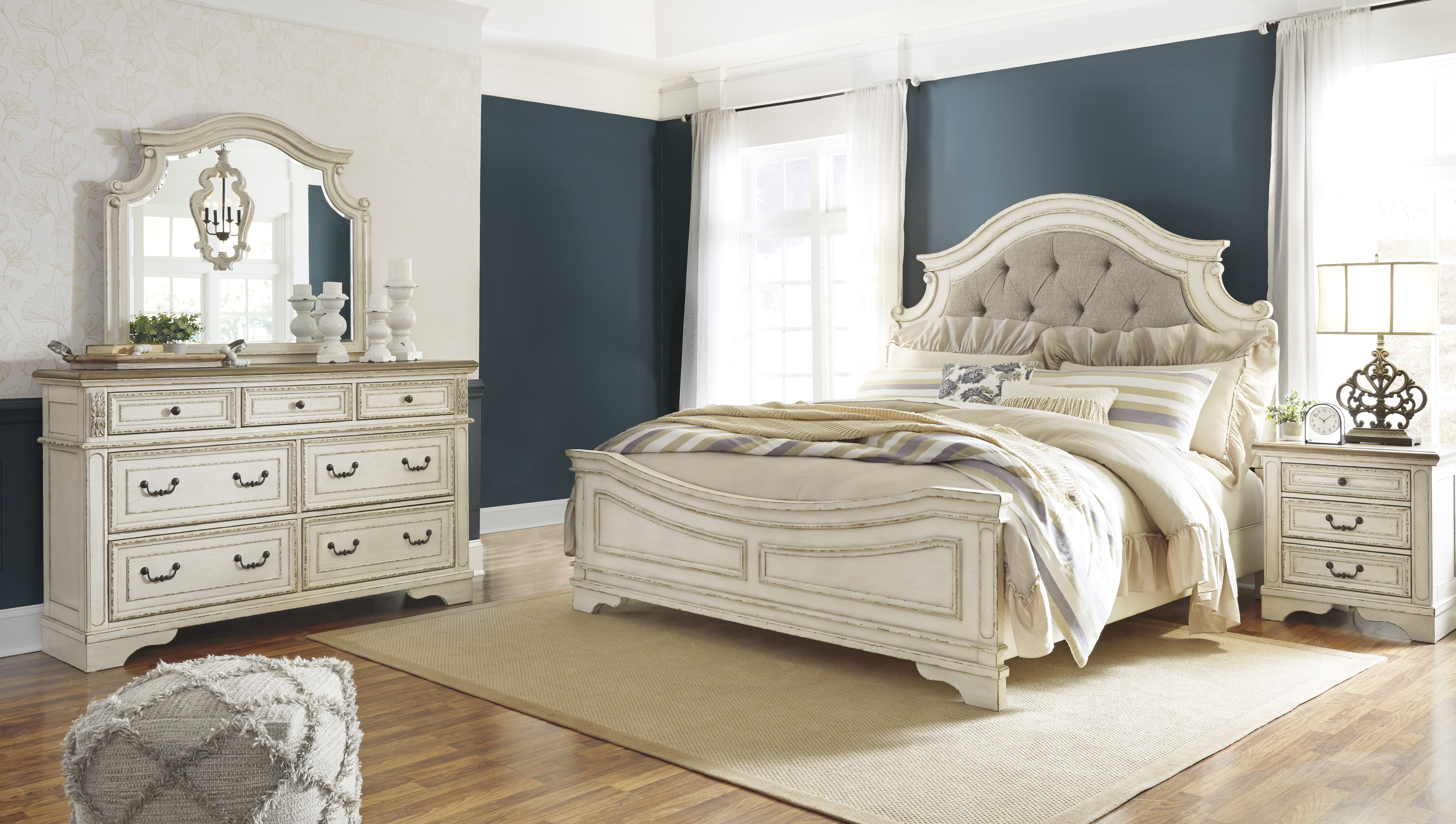 Signature Design by Ashley® Realyn 3pc Two-Tone Queen
