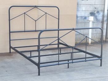 Signature Design by Ashley® Nashburg Black Queen Metal Bed-2