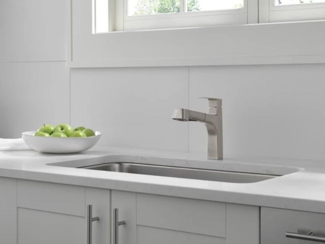 Peerless Xander® Stainless Single Handle Pull-Out Kitchen Faucet-2
