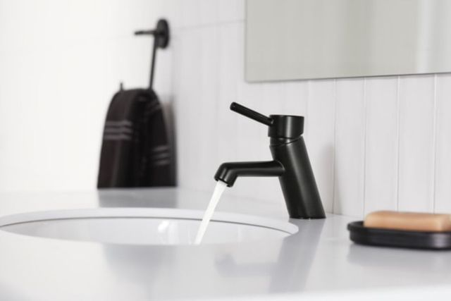Peerless Precept® Matte Black Single Handle Bathroom Faucet-2