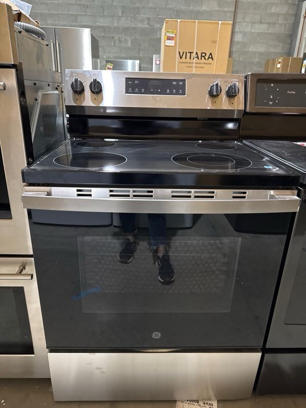 Clearance GE® 400 Series 30" Stainless Steel Freestanding Electric Range-0