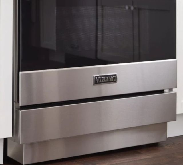 Viking® 3 Series 30" Squall Propane Pro Style Gas Range-3