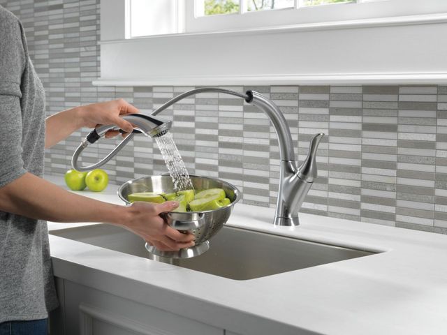 Delta Linden™ Arctic Stainless Single Handle Pull-Out Kitchen Faucet-3