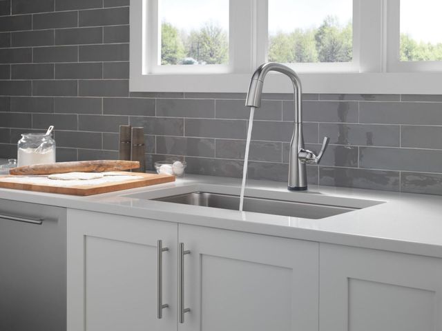 Delta Stryke® Lumicoat® Arctic Stainless Touch2O® Kitchen Faucet with Voice -2
