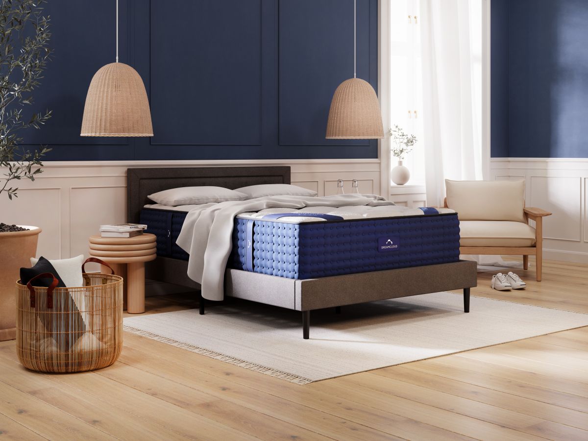 DreamCloud Classic Hybrid Luxury Plush Twin XL Mattress in a