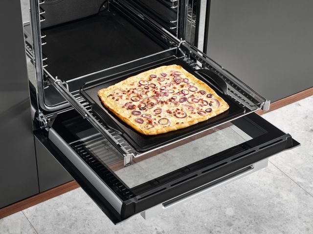 Miele Baking and Pizza Stone -4