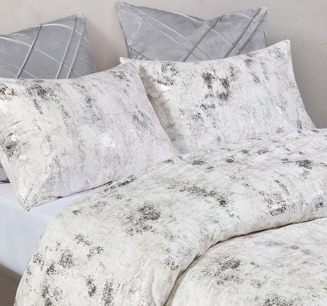 Olliix by CosmoLiving Pearl Ivory King/California King Metallic Printed Velvet Comforter Set-2