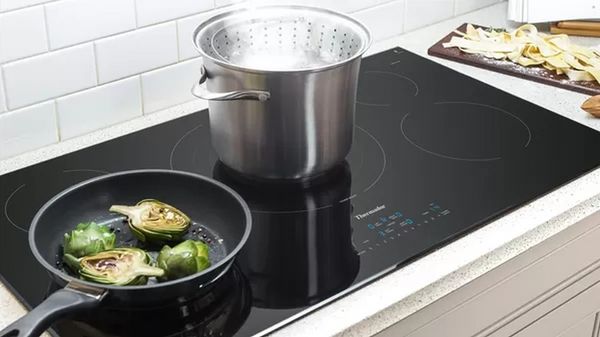 Thermador Masterpiece 36" Black Glass Induction Cooktop