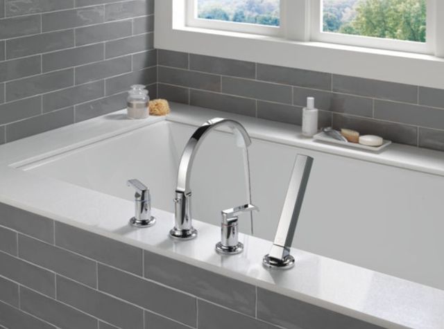 Delta Tetra® Lumicoat® Chrome Roman Tub Trim with Hand Shower-2