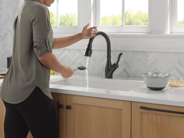 Delta Leland® Matte Black Touch2O® Kitchen Faucet-2