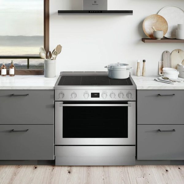 Front view of the Electrolux ECFI3668AS 36” induction range 
