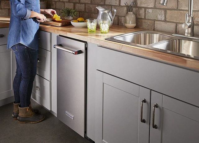 KitchenAid® 15" Stainless Steel with PrintShield™ Finish Automatic Ice Maker-6