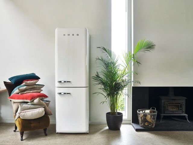 Smeg 50's Retro Style Aesthetic 11.7 Cu. Ft. White Bottom Freezer Refrigerator-2