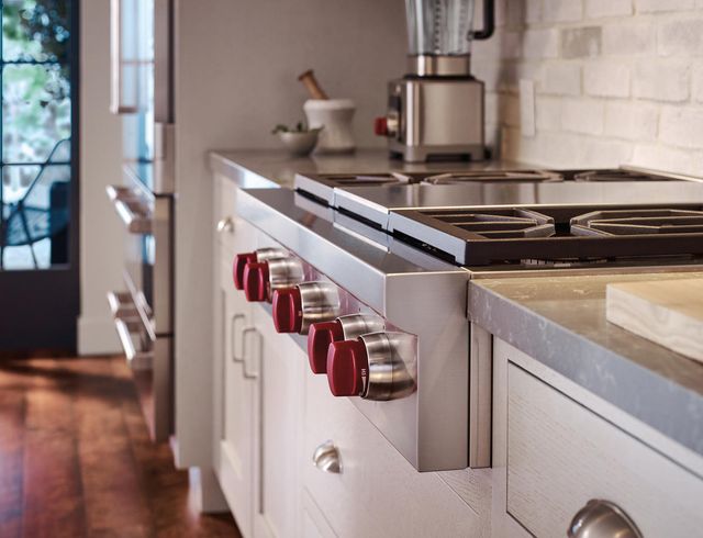 Wolf® 36" Pro Style Natural Gas Rangetop-4