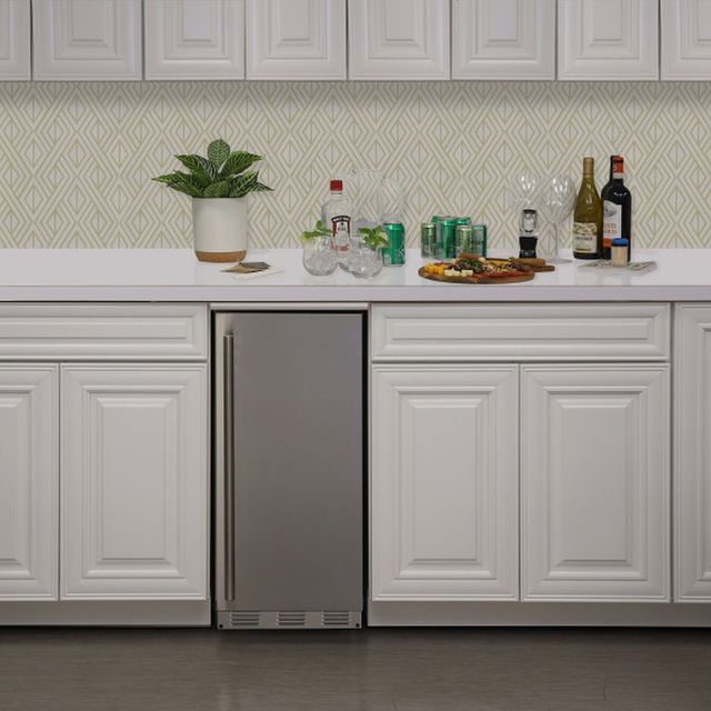 Sapphire Series 7 15" 68 lbs Panel Ready Ice Maker-2