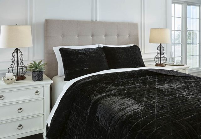 Signature Design by Ashley® Dairick Black Queen Quilt Set-2