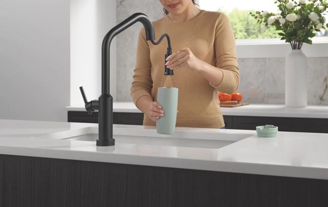 Delta Cordova™ Matte Black Touch2O® Technology Kitchen Faucet with Touchless Technology-2