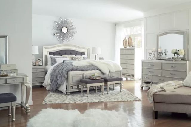 Signature Design by Ashley® Coralayne 2-Piece Gray Queen Panel Bed Set-3
