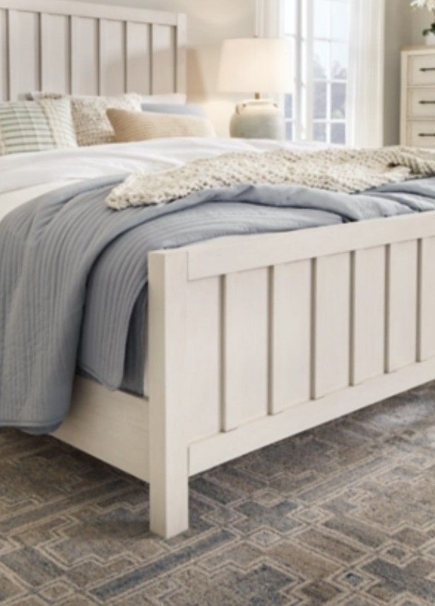 Benchcraft® Shaybrock Antique White King Panel Bed-2