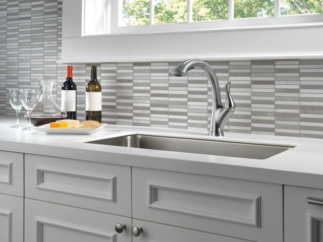 Delta Linden™ Arctic Stainless Single Handle Pull-Out Kitchen Faucet-1