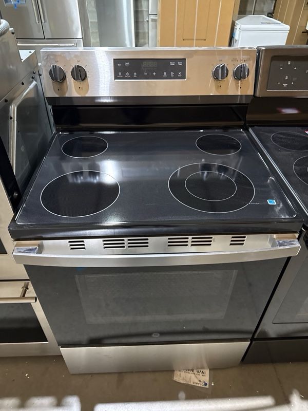 Clearance GE® 400 Series 30" Stainless Steel Freestanding Electric Range-1