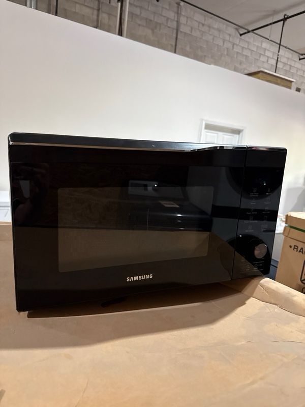 Clearance Samsung 1.1 Cu. Ft. Fingerprint Resistant Black Stainless Steel Counter Top Microwave-0