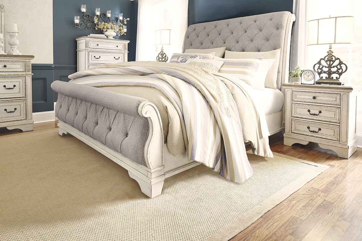 Signature Design by Ashley Realyn King Sleigh Bedroom Set - Thumbnail 3