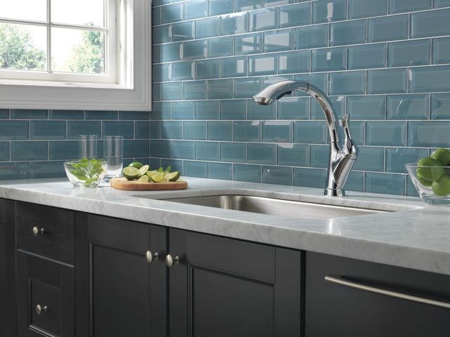 Delta Linden™ Chrome Single Handle Pull-Out Kitchen Faucet-1