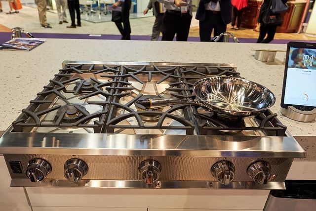 Hestan 36" Stainless Steel 5-Burner Gas Rangetop with Griddle-3