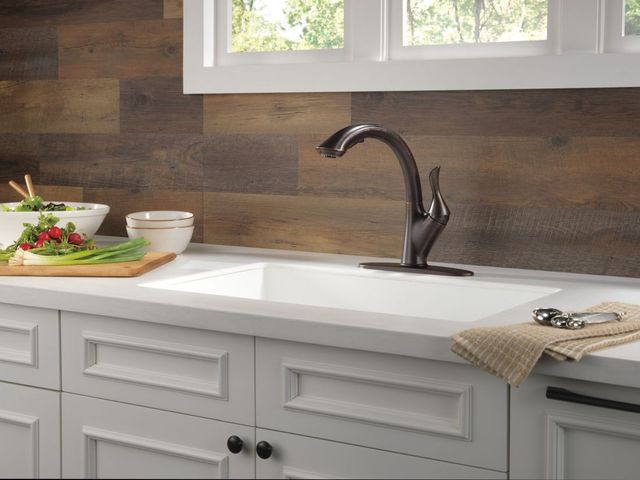 Delta Linden™ Venetian Bronze Single Handle Pull-Out Kitchen Faucet-1