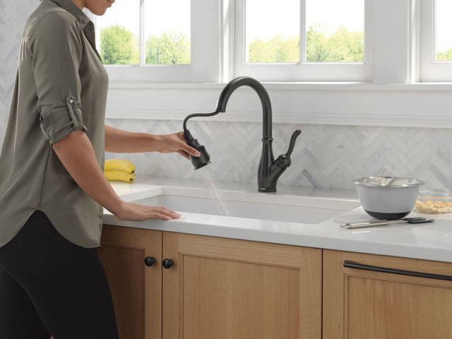 Delta Leland® Matte Black Touch2O® Kitchen Faucet-3