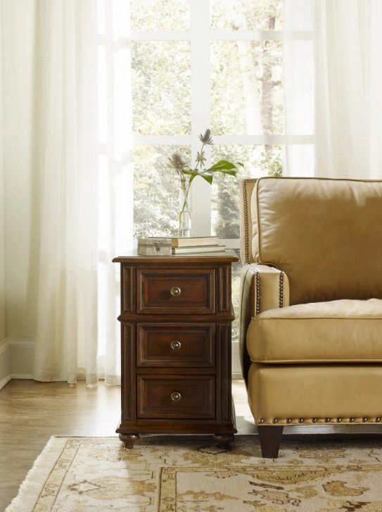 Hooker® Furniture Leesburg Mahogany Chairside Chest-3