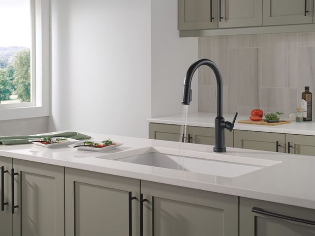 Delta Cordova™ Matte Black Touch2O® Technology  Kitchen Faucet with Touchless Technology-4